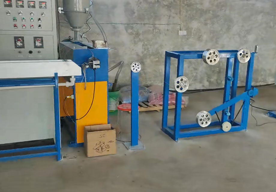 安裝在聊城志深自動(dòng)化工程有限公司電子線生產(chǎn)機(jī)組DX45/630Y型生產(chǎn)現(xiàn)場