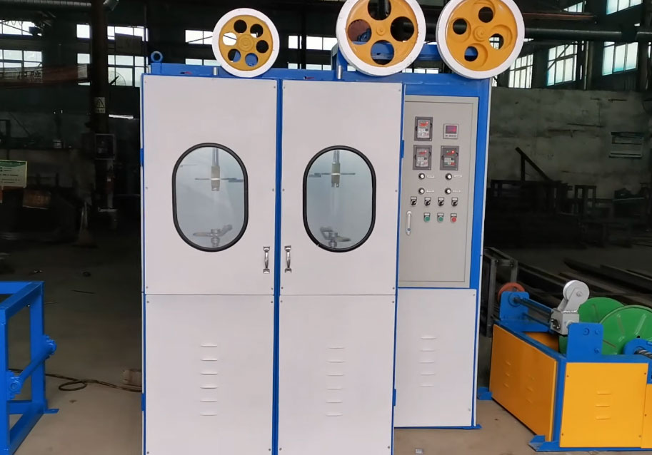 桶裝塔盤雙層云母帶繞包機(jī)TSRB400/630型試機(jī)現(xiàn)場
